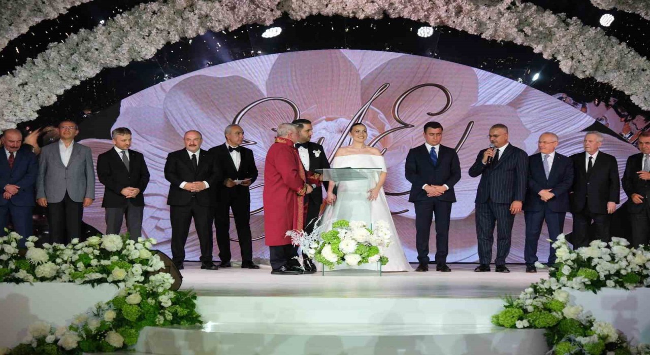 Çorumdaki düğün ünlüler geçidine sahne oldu