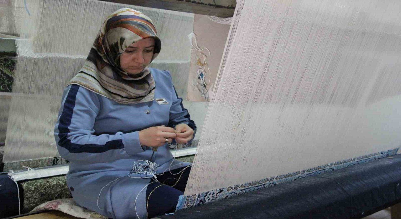 Çorumlu kadınlar ipeği sanata dönüştürüyor, aile bütçesine katkı sağlıyor