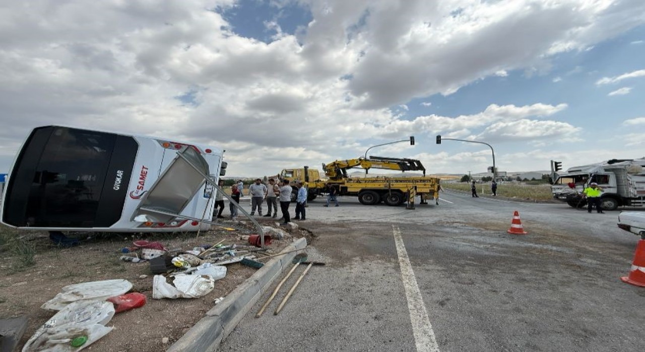 Çubukta personel servisi ile canlı hayvan yüklü kamyonet çarpıştı: 3 yaralı