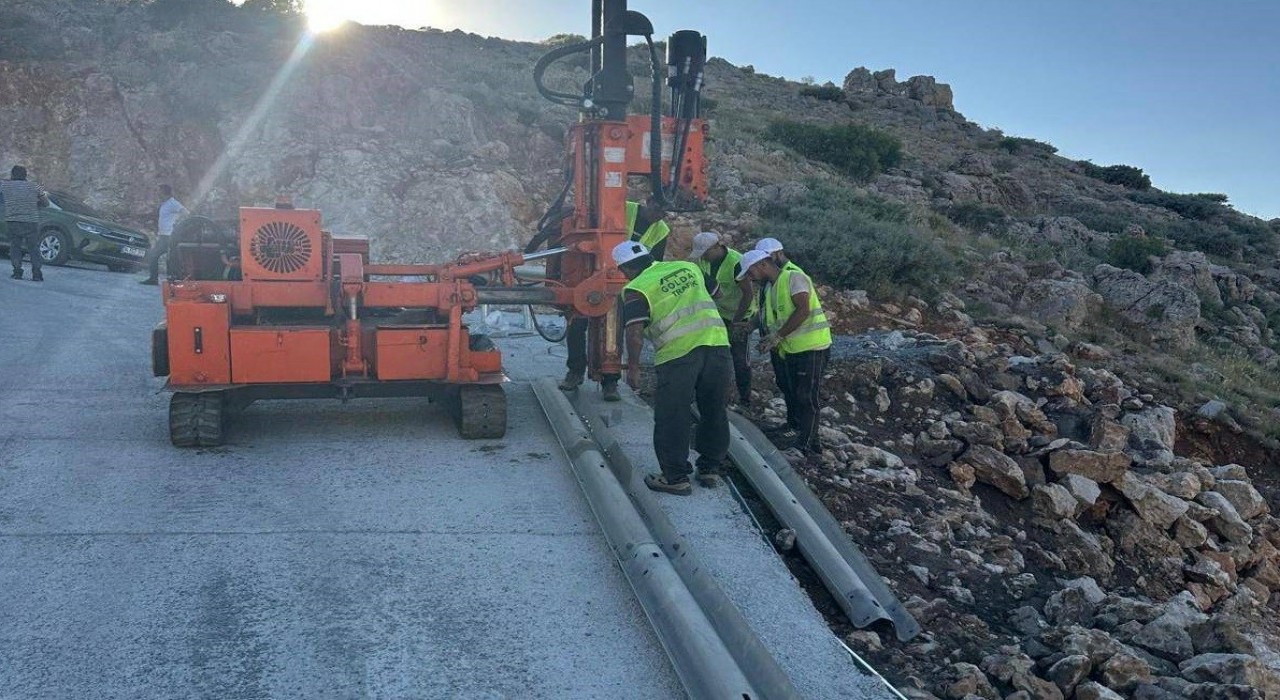 Cudi Dağı Sefine yoluna oto korkuluk