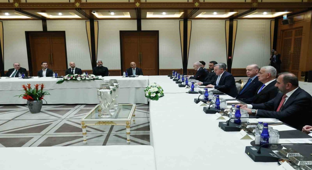 Cumhurbaşkanı Erdoğan, Süper Lige yükselen 3 futbol kulübünün başkanlarını kabul etti