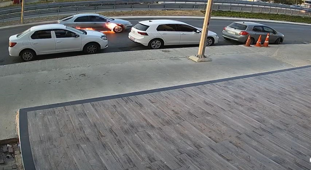 D-100 Karayolunda seyir halindeki araç alev aldı