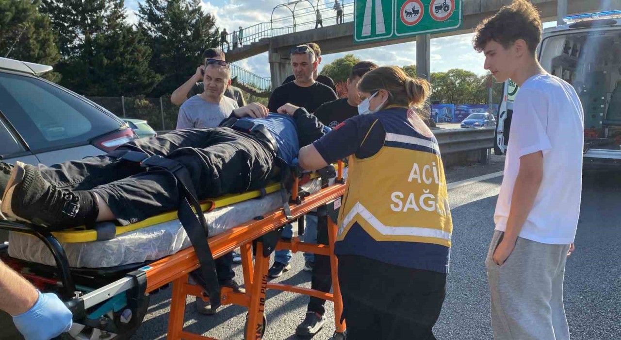 D-100de otomobil bariyerlere çarptı