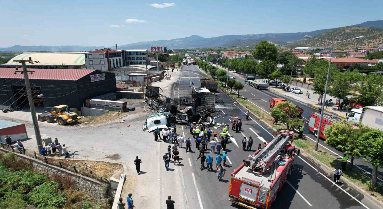 D-650de kontrolden çıkan tır karşı şeride geçerek faciaya yol açtı: 1 ölü, 2 yaralı