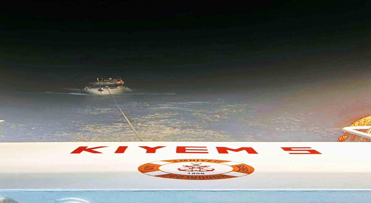 Dalaman açıklarında sürüklenen tekne kurtarıldı