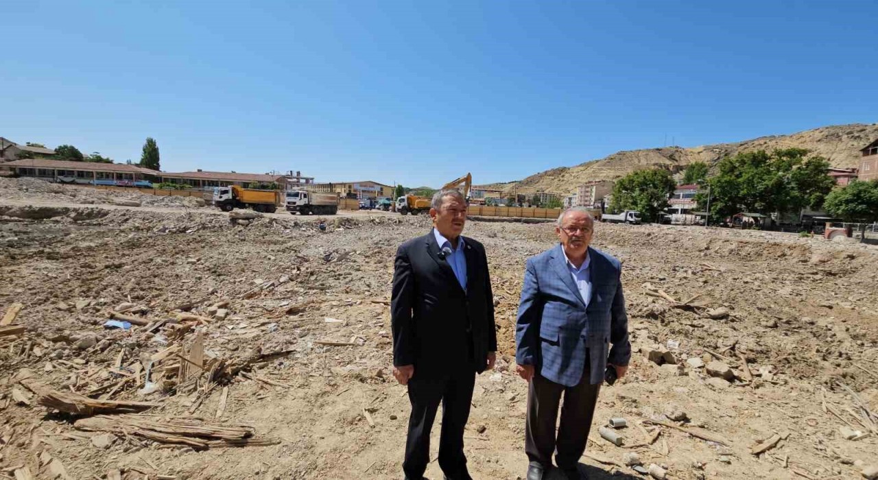 Darendede yeni çarşı projesinde temel kazı çalışmaları başladı