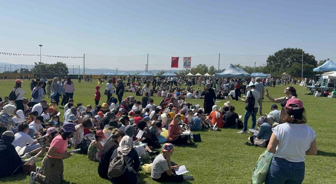 Darıcada yüzlerce kişi aynı anda kitap okudu