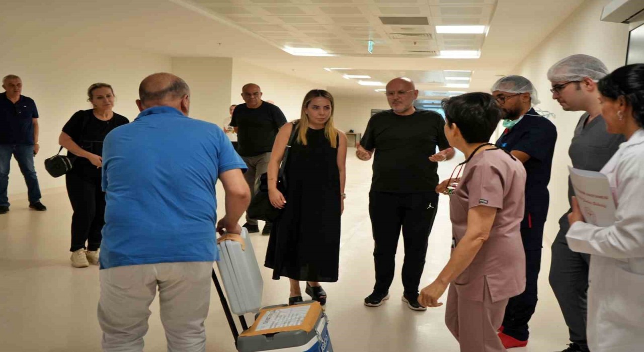 Darp sonucu hayatını kaybeden oğlunun bağışlanan kalbini, dua ederek uğurladı