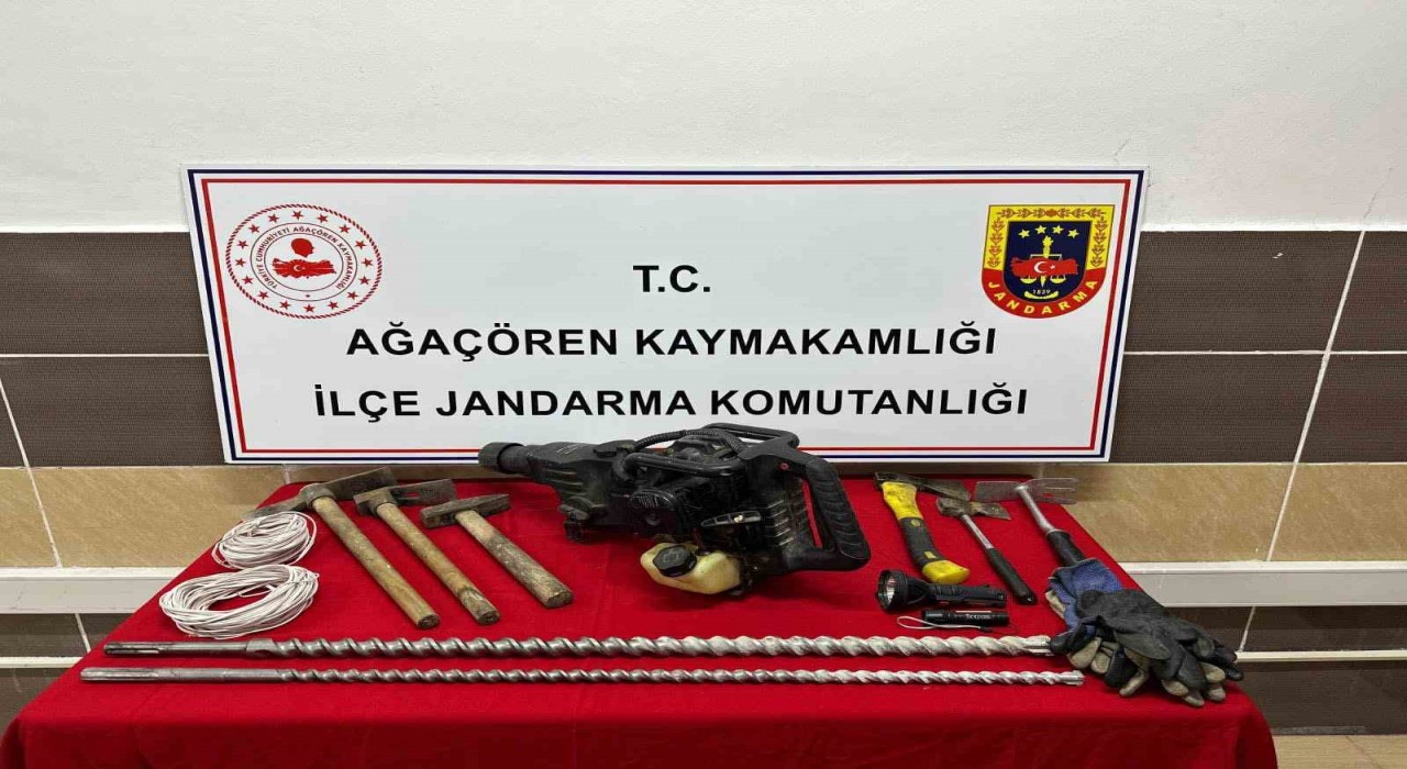 Defineciler kazı yaparken suçüstü jandarmaya yakalandı