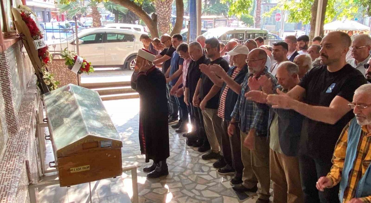 Demet Akalın kuzenini son yolculuğuna uğurladı