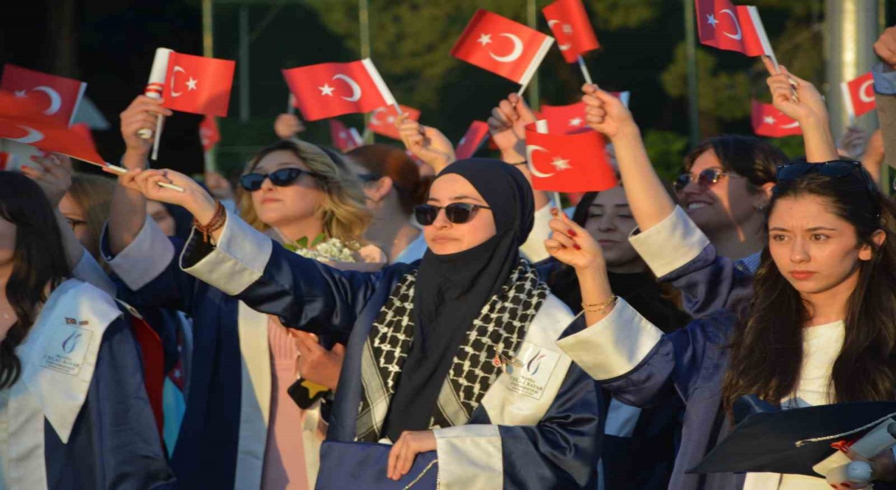 Demircide mezuniyet coşkusu, öğrenciler karanfillerle uğurlandı