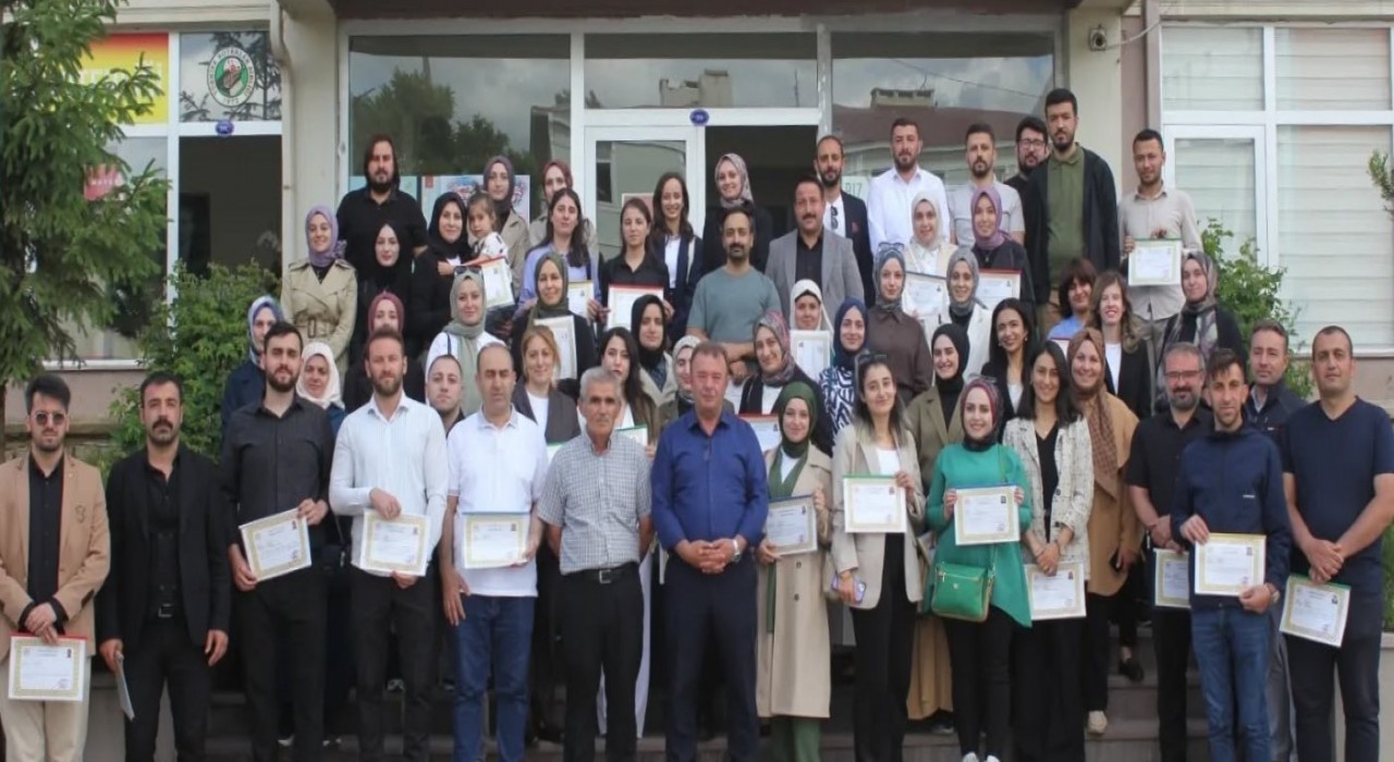 Demirözünde 63 eğitimciye başarı belgesi verildi