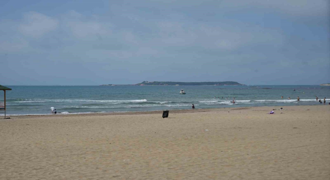 Denizde kaybolduğu iddia edilen genci arama çalışmaları 22 saattir sürüyor