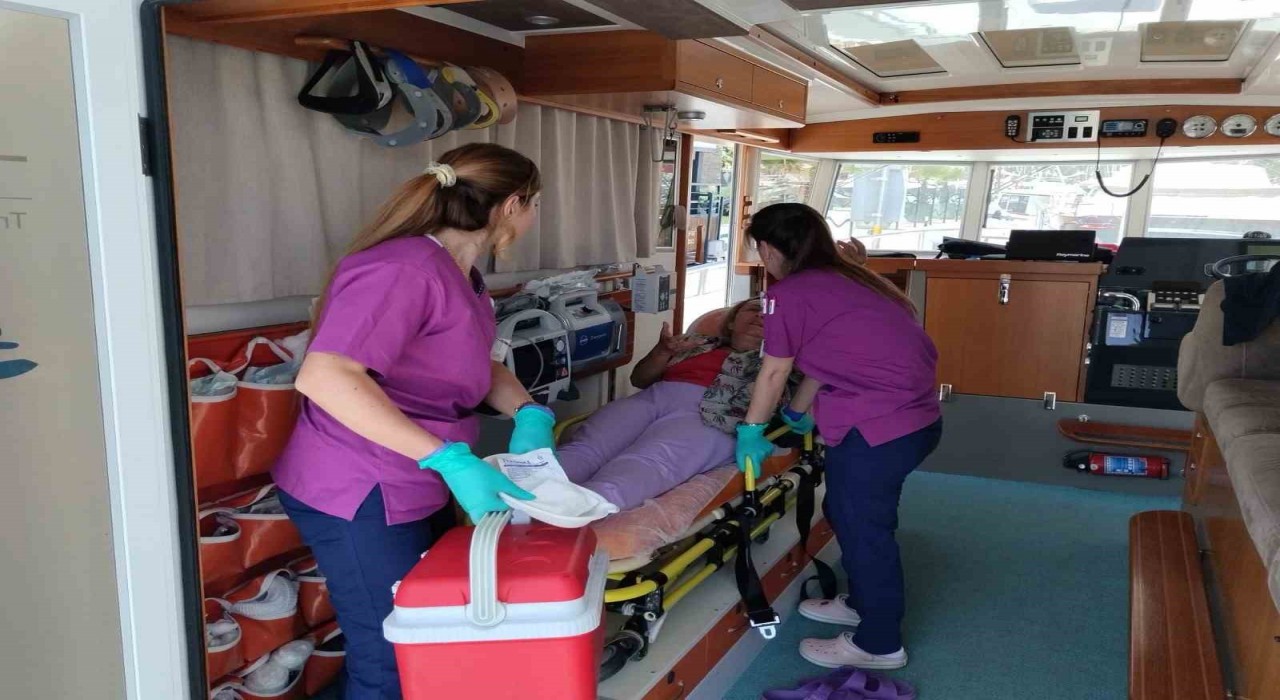 Denizde parmağı koptu, deniz ambulansıyla Bodruma getirildi