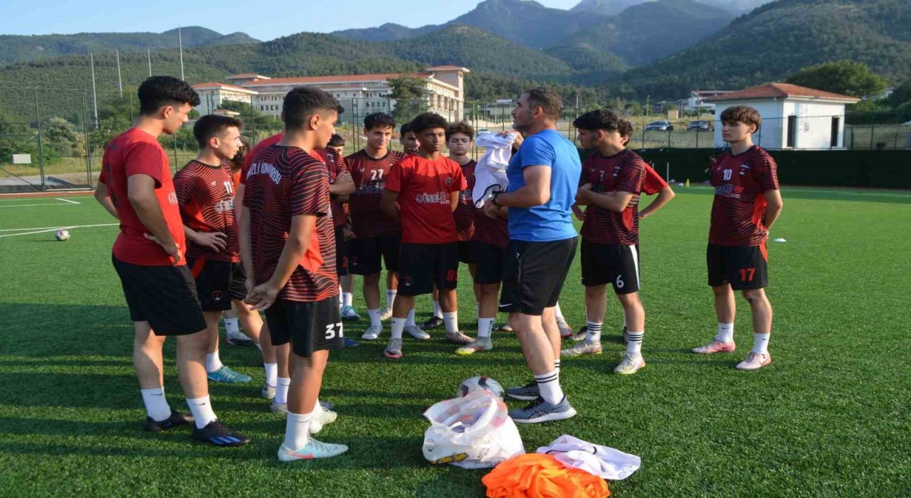 Denizli İdmanyurdunun gençleri de şampiyonluk istiyor