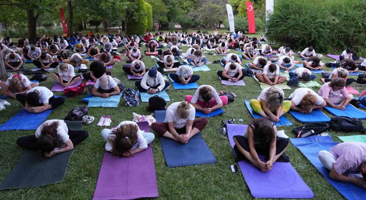 Denizlide 300 kadın aynı anda yoga yaptı
