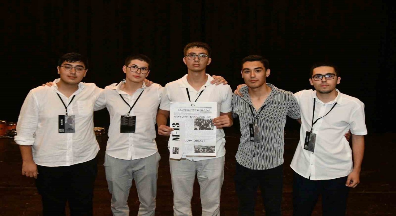 Denizlide liseli gençler cumhuriyetin manşetlerini yazdı