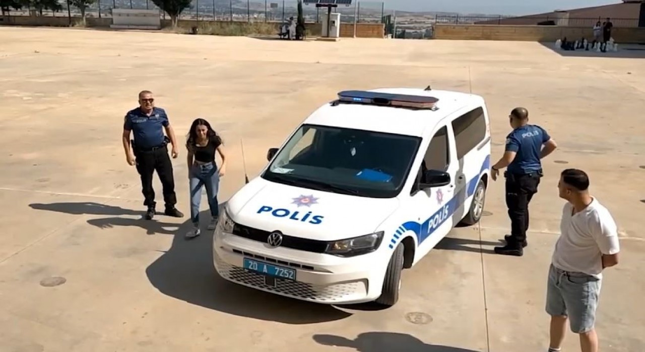 Denizlide YKSye geç kalan ve kimliklerini evde unutan öğrencilerin imdadına polisler yetişti