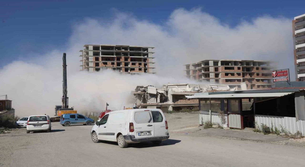Deprem etkisi oluşturan 13 katlı bina yerle bir olma anı kamerada