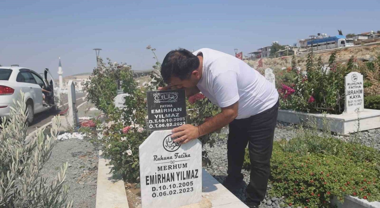 Deprem mezarlığında evlatlarının mezarını ziyaret eden baba: Keşke sağ olsalardı da onlar da anne ve baba olsaydı