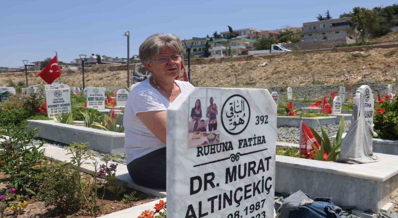 Deprem mezarlığında hüzünlü arefe