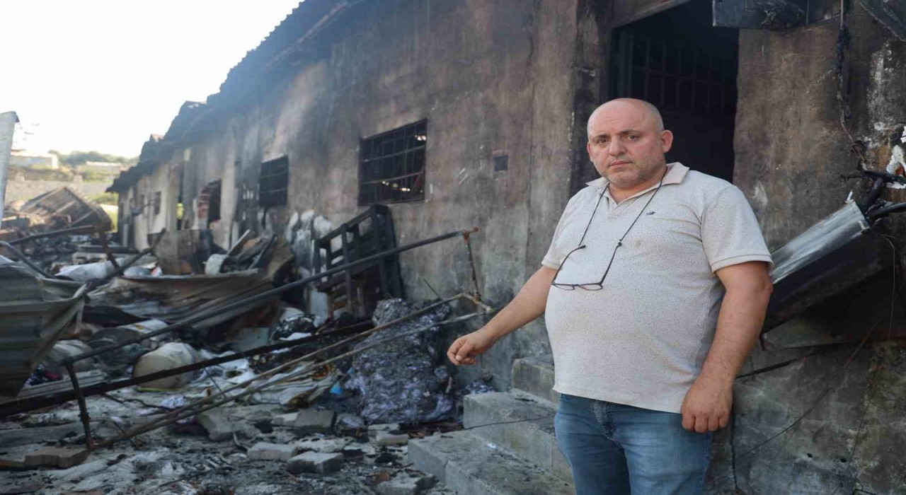 Depremden kurtardığı tekstil ürünlerinin ve makinelerin küle dönmesiyle 10 milyon TLlik kayba uğradı