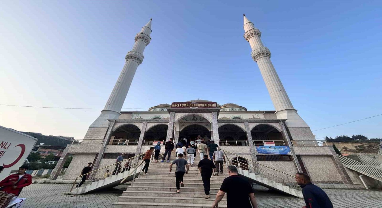 Depremin vurduğu Hatayda vatandaşlar bayram namazı için camilere akın etti