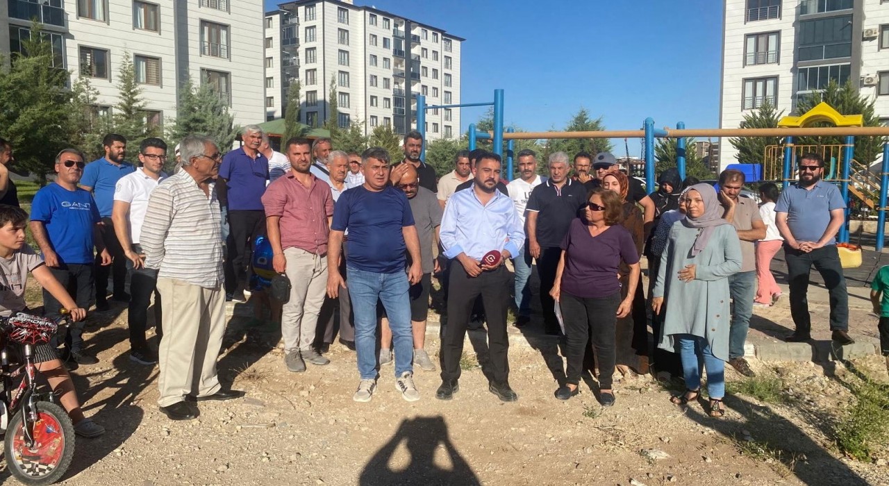 Depremzede site sakinlerinden ifraz tepkisi