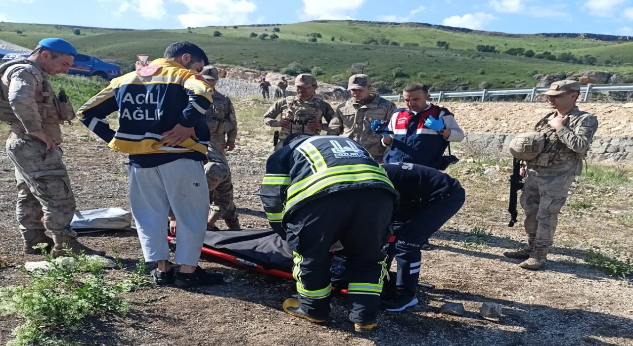 Dereye uçan araçta bir aile yok oldu