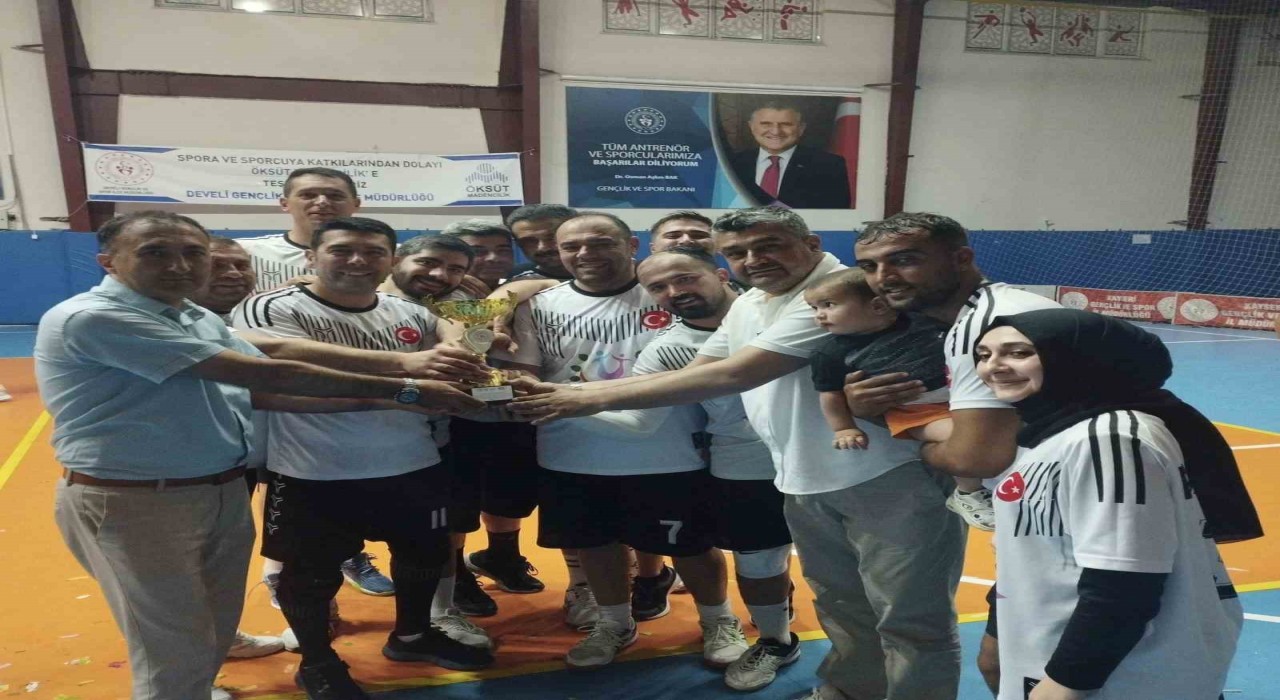 Develide voleybol coşkusu