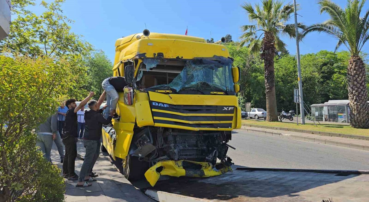 Devrilen tır ortalığı savaş alanına çevirdi: 1 yaralı