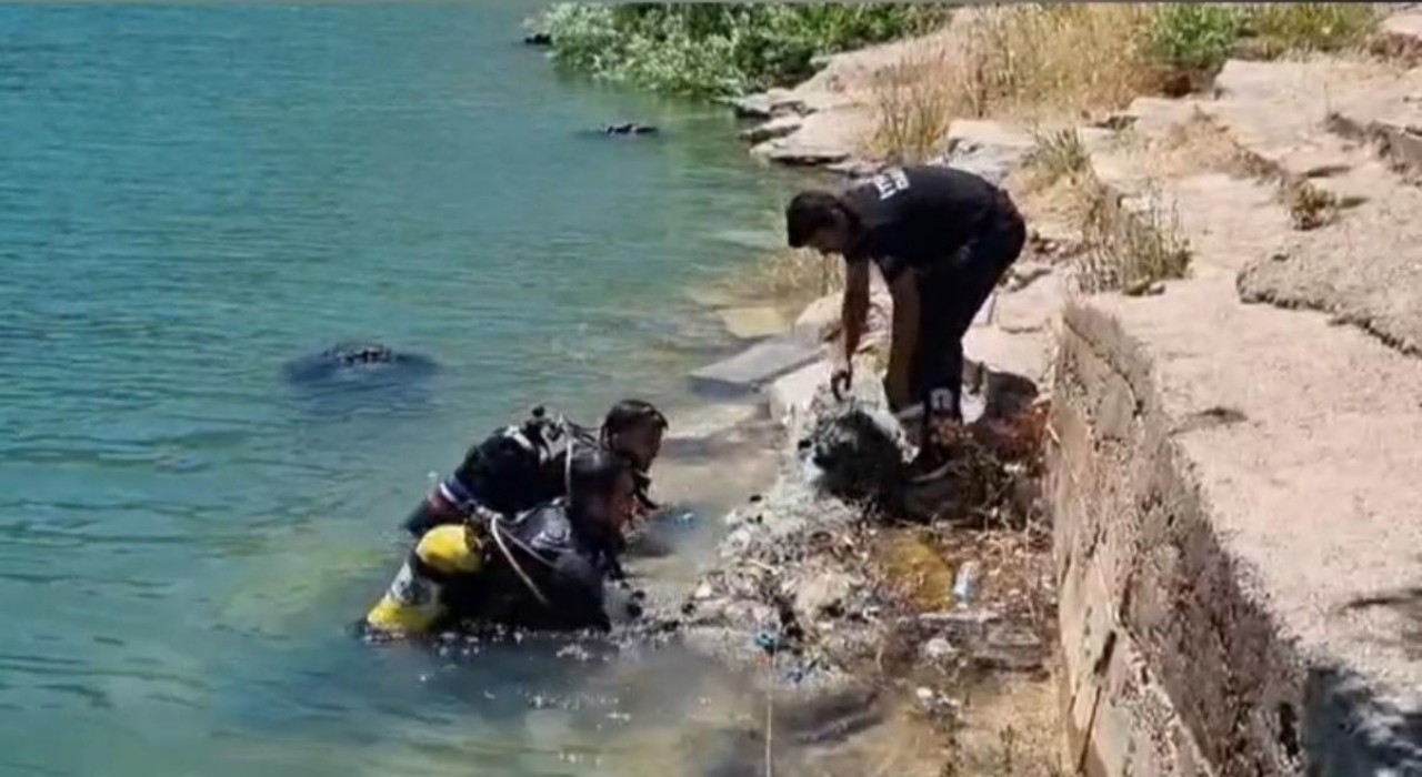Dicle Baraj Gölünün altında temizlik çalışması yapıldı