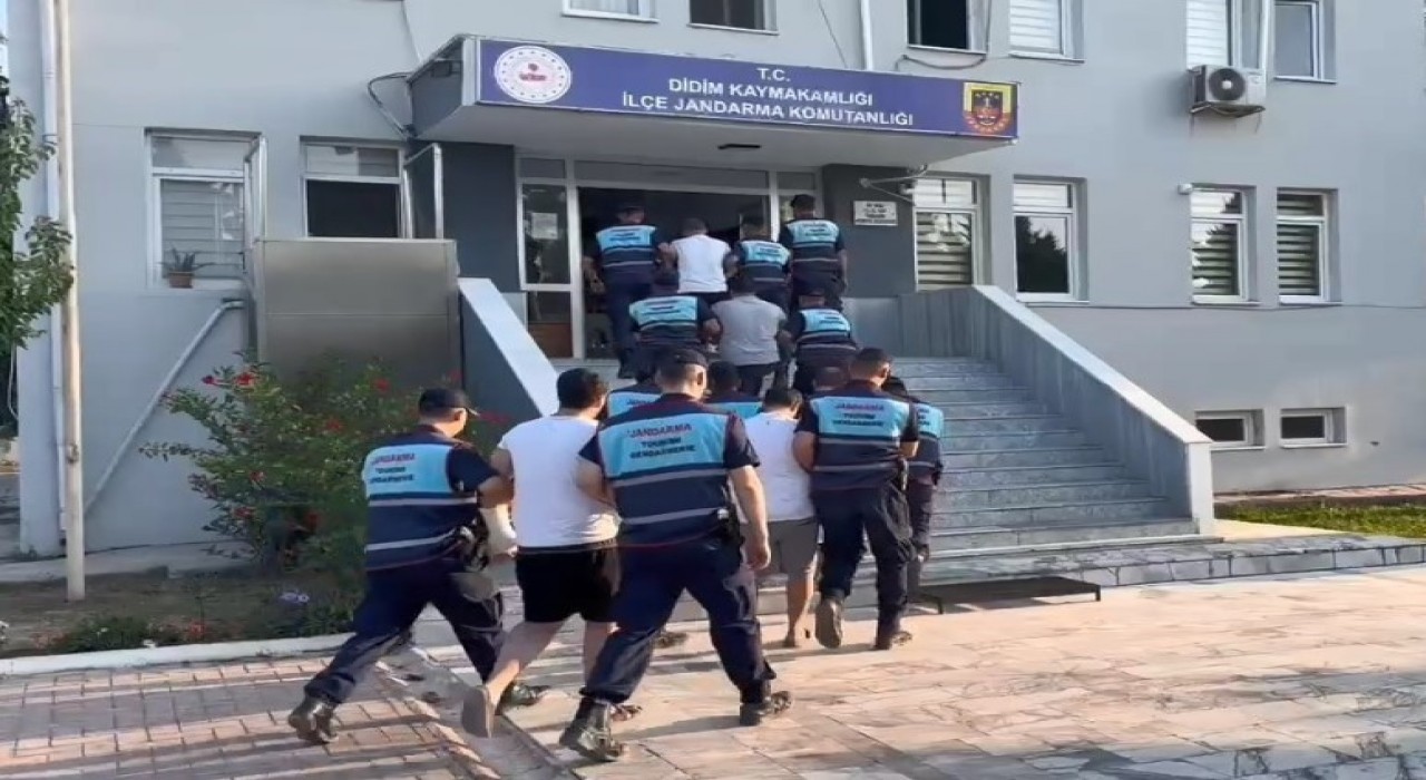 Didimde tur otobüsüne saldıran 5 şüpheli adliyeye sevk edildi