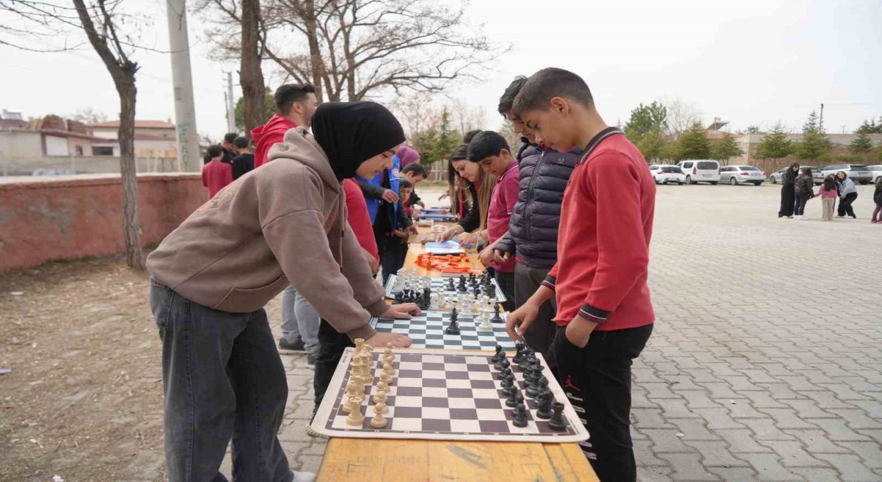 Dijitalden Uzaklaş sloganı ile çocuklar geleneksel oyunlarla eğlendi