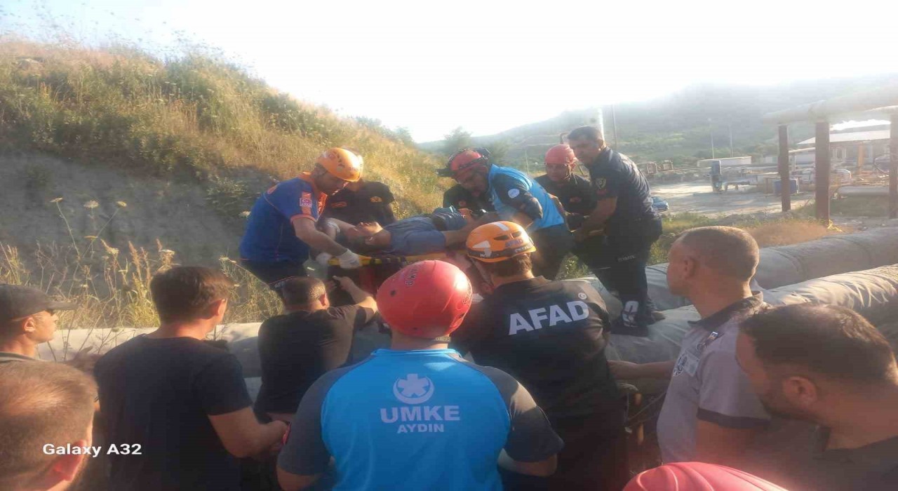 Direksiyonda sıkışan kamyon sürücüsü ADAD ekipleri tarafından kurtarıldı