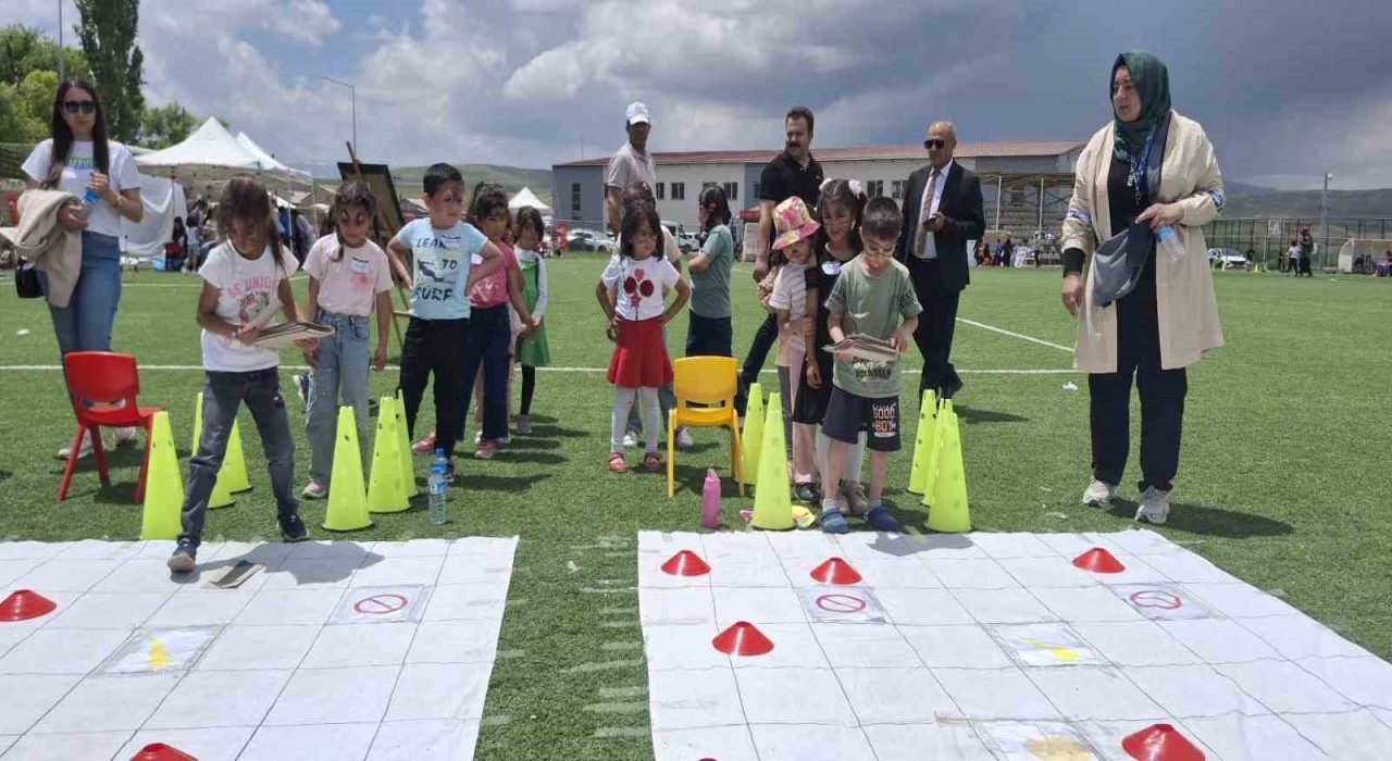 Diyadinde çocuk şenliği renkli görüntülere sahne oldu