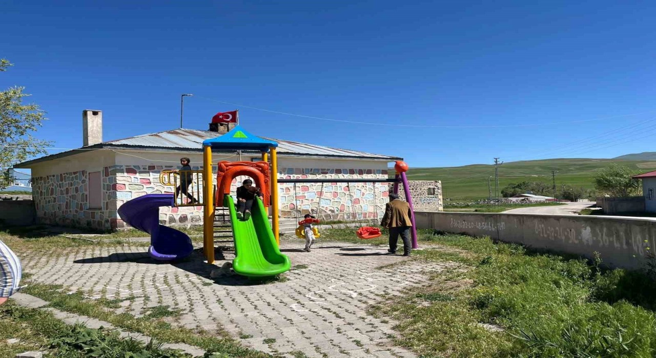 Diyadinde köy halkı deprem riski nedeniyle kapatılan okulunu geri istiyor