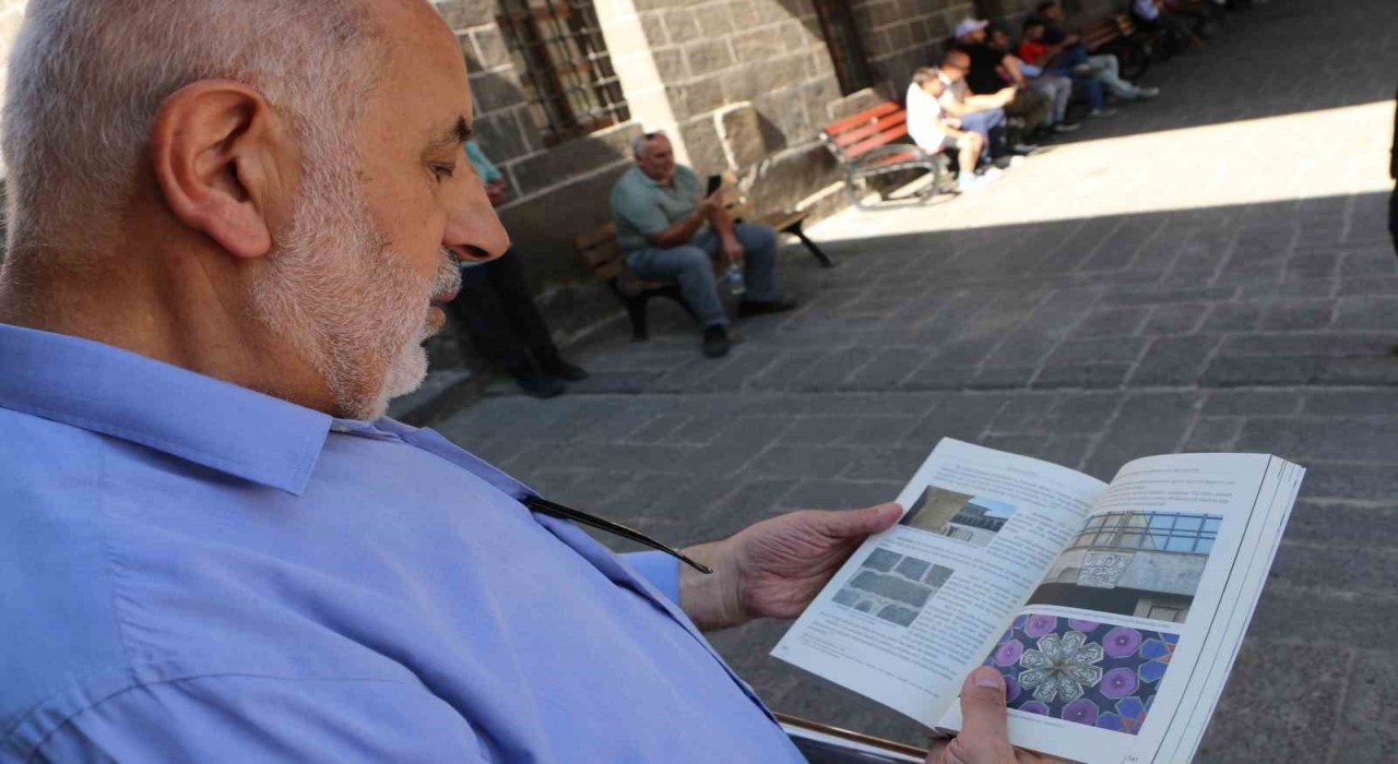 Diyarbakır Ulu Camiinde bulunan 4. yüzyıla ait Latince kitabe ziyaretçileri etkiliyor