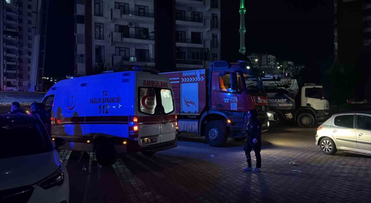 Diyarbakırda 13 katlı binada çıkan yangın söndürüldü, soğutma çalışmaları sürüyor