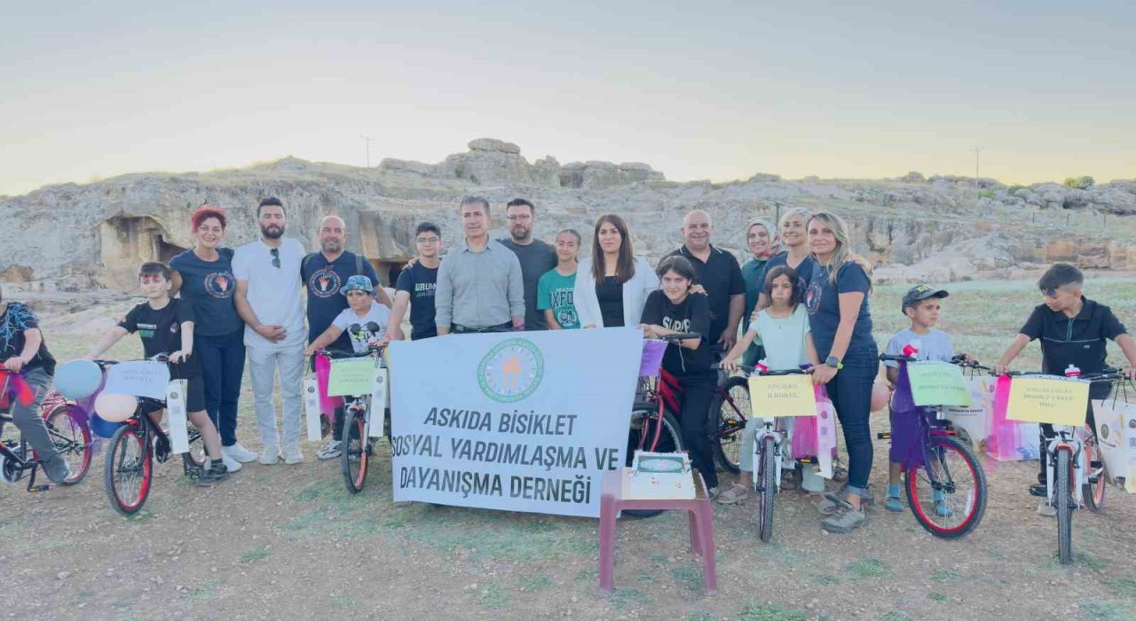 Diyarbakırda 30 yetim ve öksüz çocuğa karne hediyesi olarak bisiklet verildi