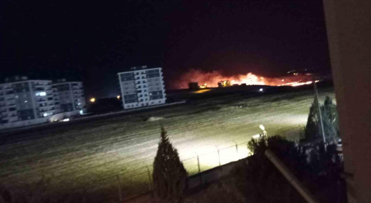 Diyarbakırda anız yangını TOMA ve itfaiye ekiplerinin müdahalesiyle söndürüldü