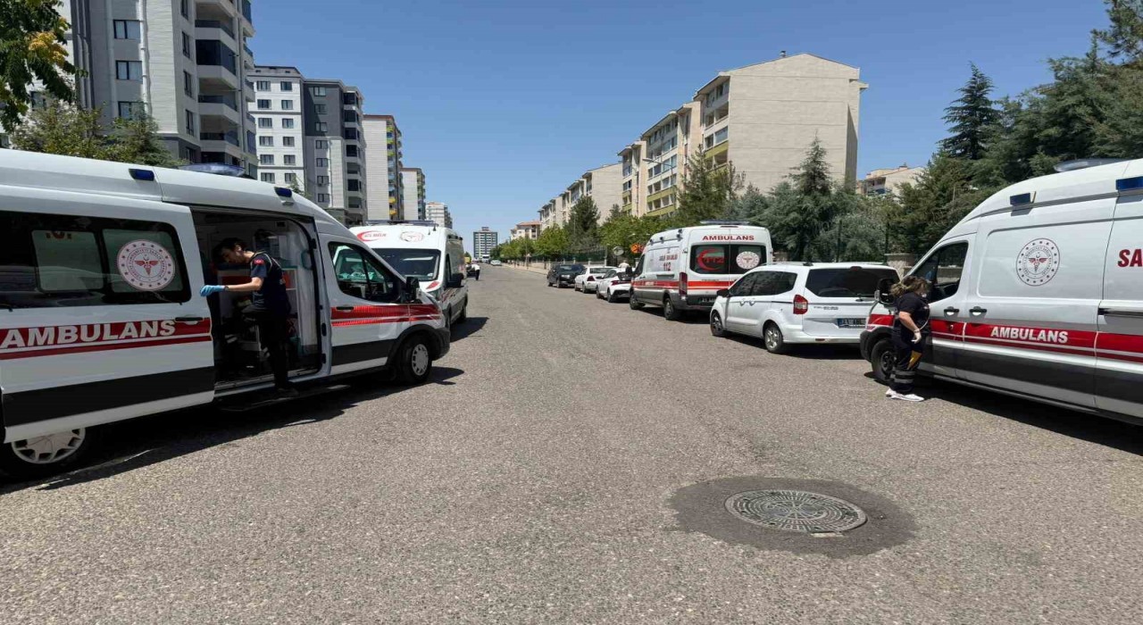 Diyarbakırda bir apartmanda yangın çıktı. Olay yerine çok sayıda itfaiye, sağlık ve polis ekibi sevk edilirken, apartmanda mahsur kalanların olduğu öğrenildi.