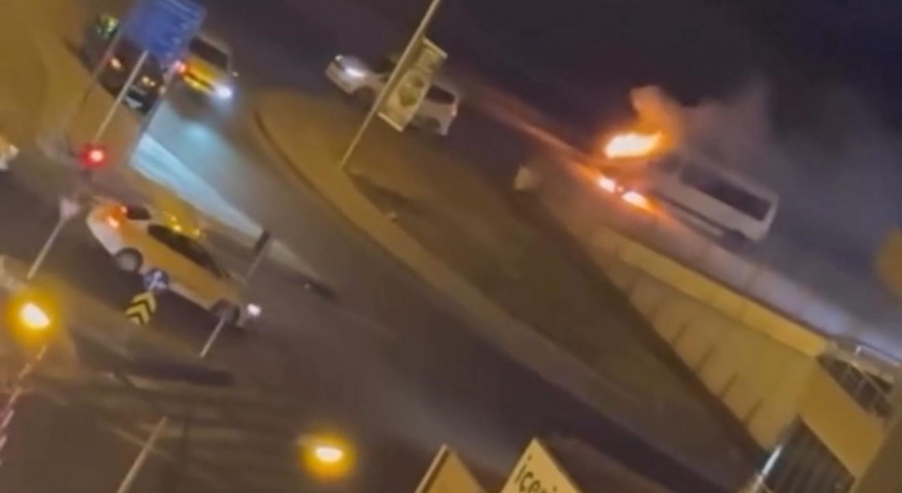 Diyarbakırda bir minibüs alev alev yandı