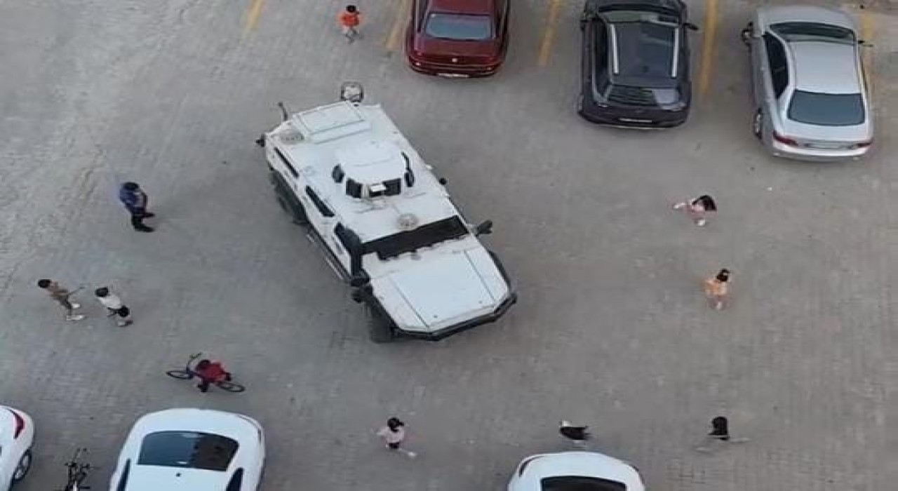 Diyarbakırda çocuklar polis aracının etrafını sardı, meslek tanıtımı ve araca bindirilmeleriyle merakları giderildi