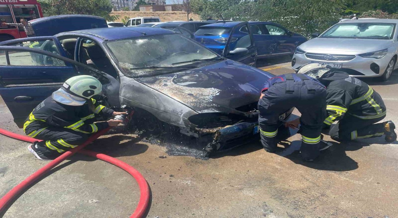 Diyarbakırda hastane otoparkında otomobil yangını