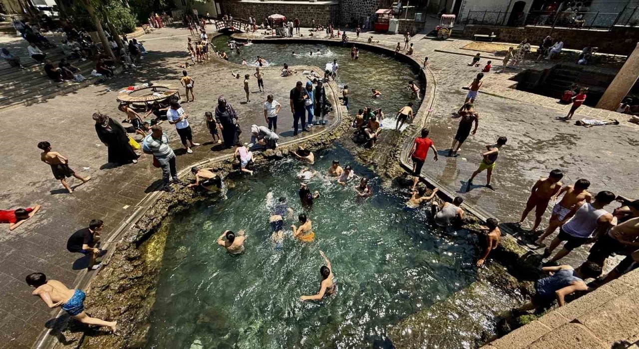 Diyarbakırda havalar 38 dereceyi gösterdi, çocuklar aileleriyle soluğu süs havuzunda aldı