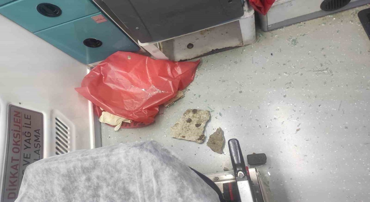 Diyarbakırda iki ambulans akli dengesi yerinde olmayan şahıs tarafından taşlandı