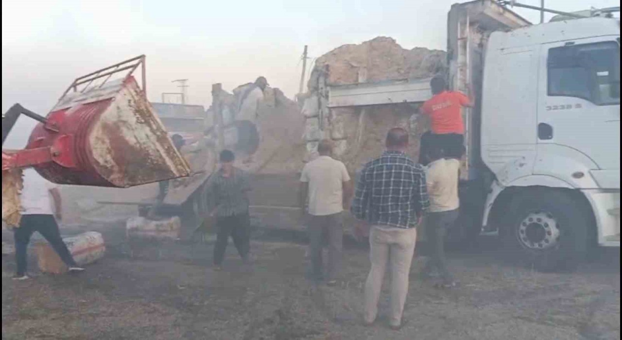Diyarbakırda kamyondaki saman balyaları yandı