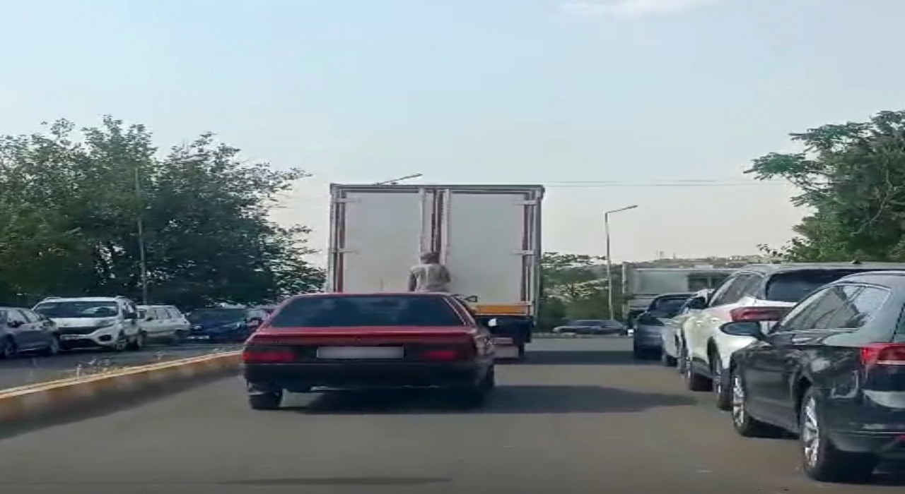 Diyarbakırda kamyonetin arkasına tutunan şahsın tehlikeli yolculuğu kamerada