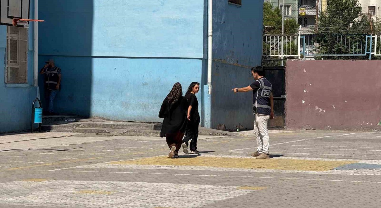 Diyarbakırda kimliğini ve giriş belgesini unutan öğrenciler son anlarda yetişti